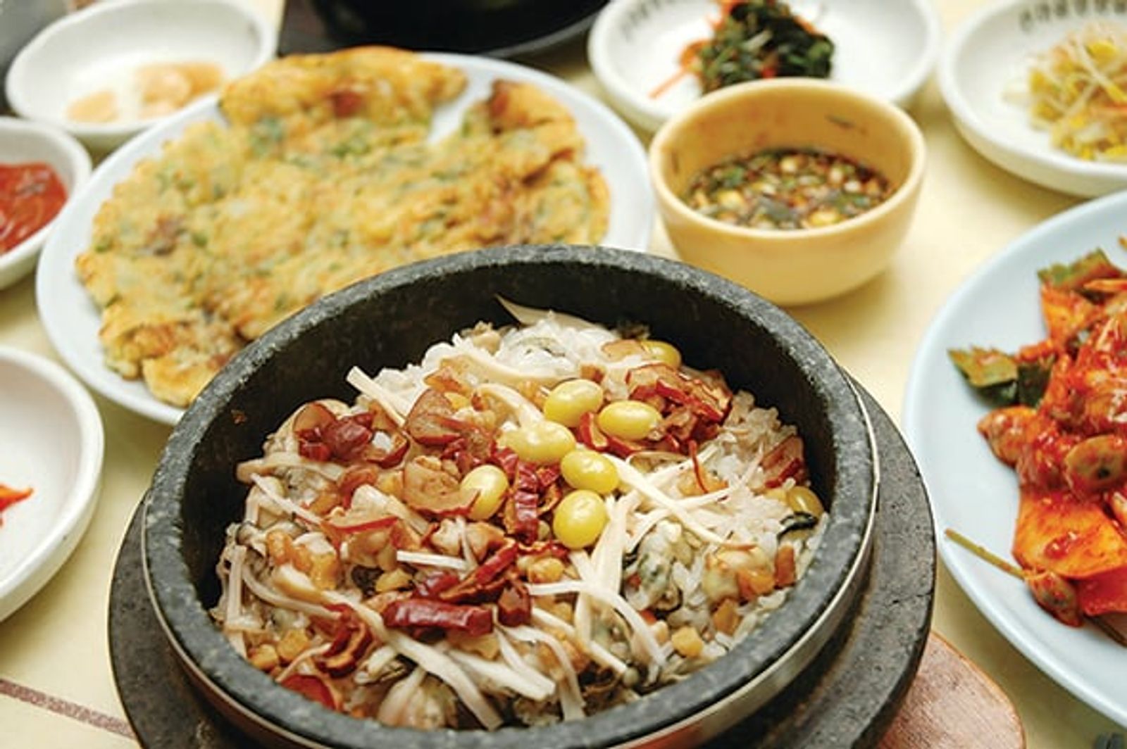 Seosan oyster rice in a stone pot · Photo: Seosan City Government / CC BY-SA 4.0 (Wikimedia Commons)