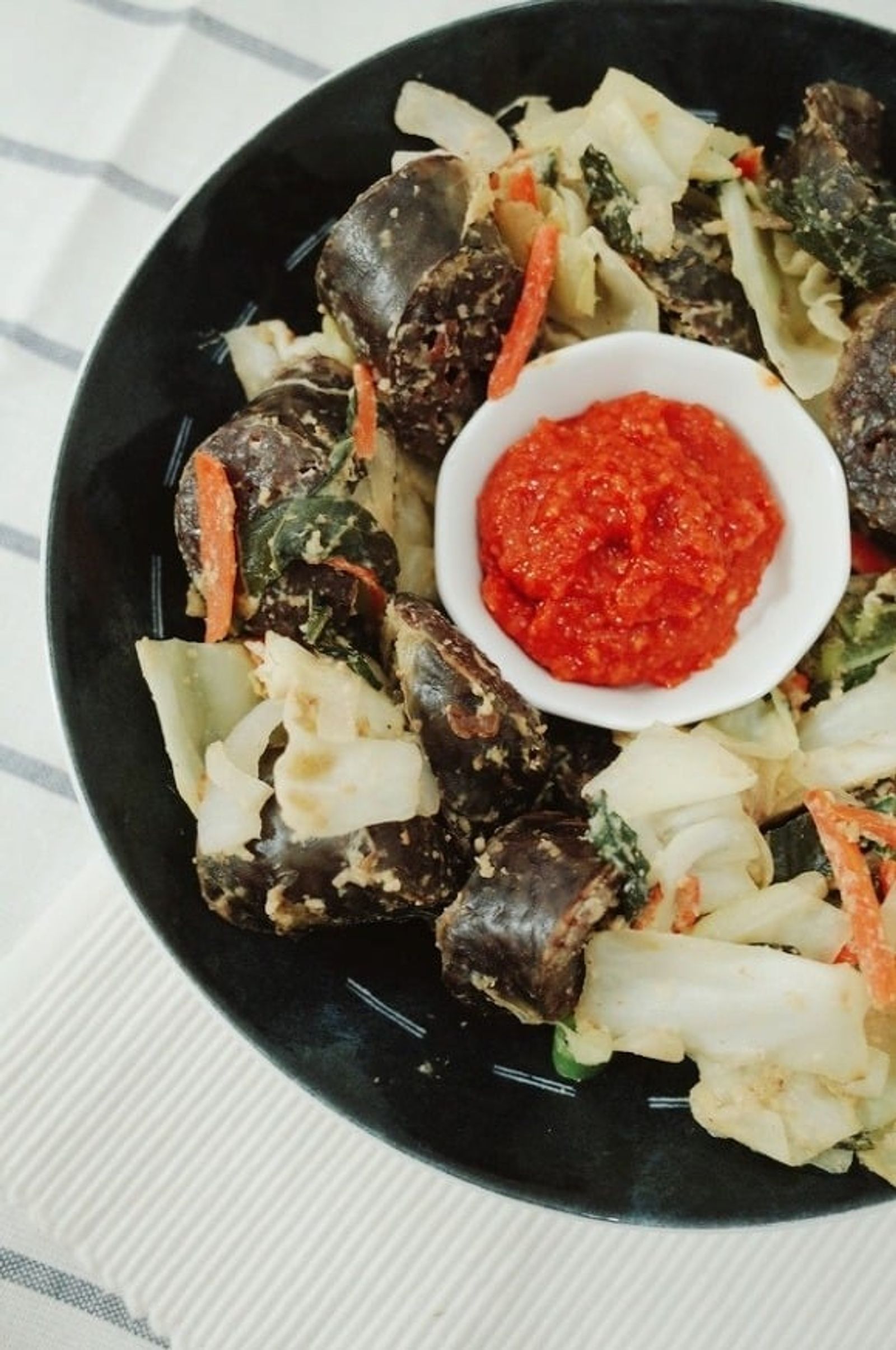 Baek-sundae stir-fry with dipping paste · Photo: 송유진 / CC BY 2.0 kr (Wikimedia Commons)