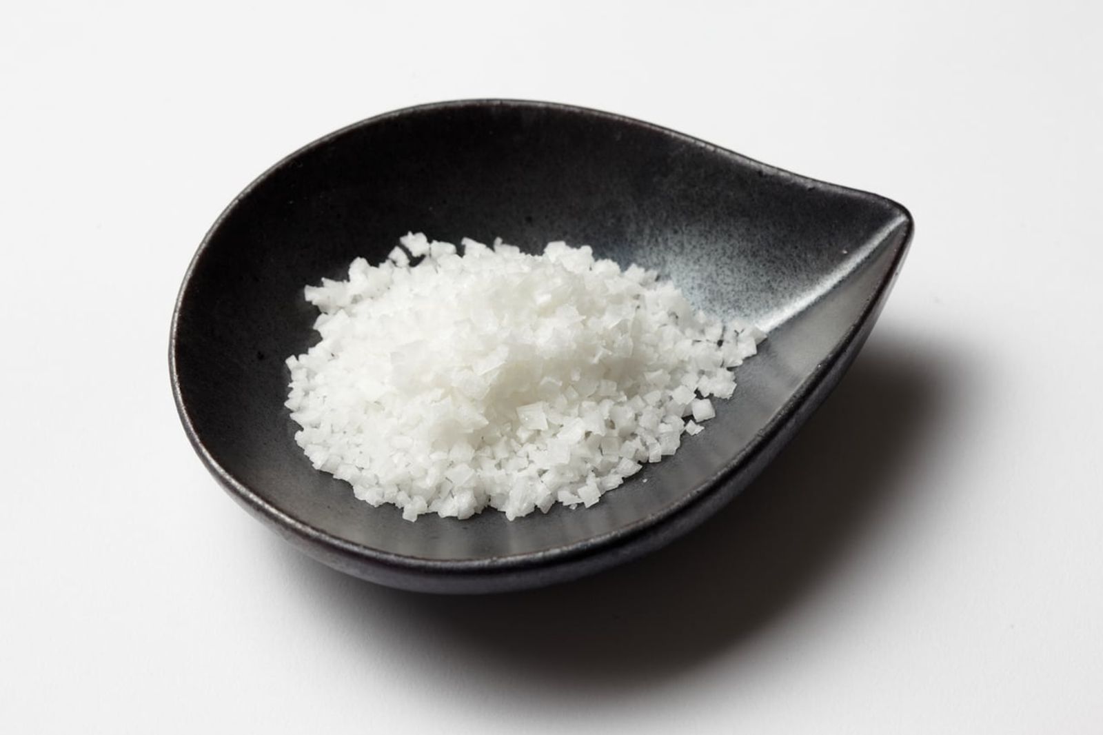 Coarse Korean sun-dried sea salt · Photo: 국립국어원 / CC BY-SA 2.0 kr (Wikimedia Commons)