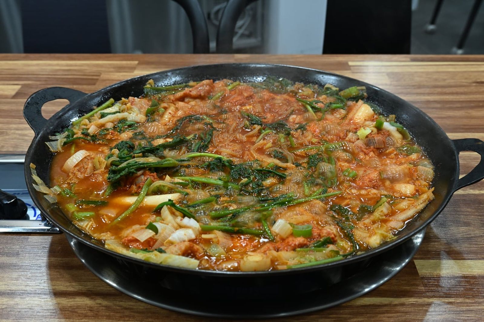 Mul-dakgalbi simmering in broth · Photo: Kjoonlee / CC BY 4.0 (Wikimedia Commons)