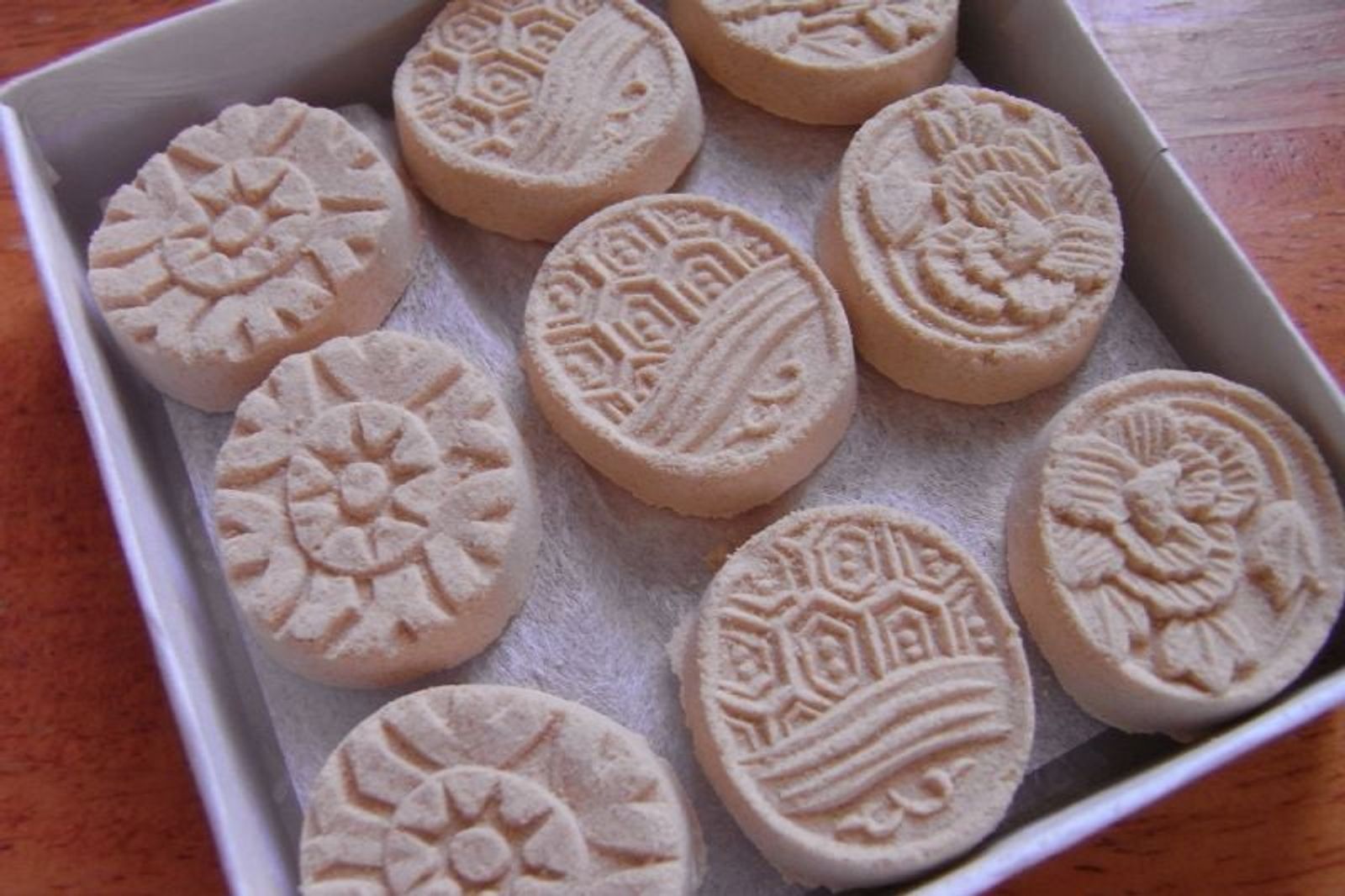 Higashi dry sweets pressed from wasanbon · Photo: iwaryo from Tokyo, Japan / CC BY 2.0 (Wikimedia Commons)
