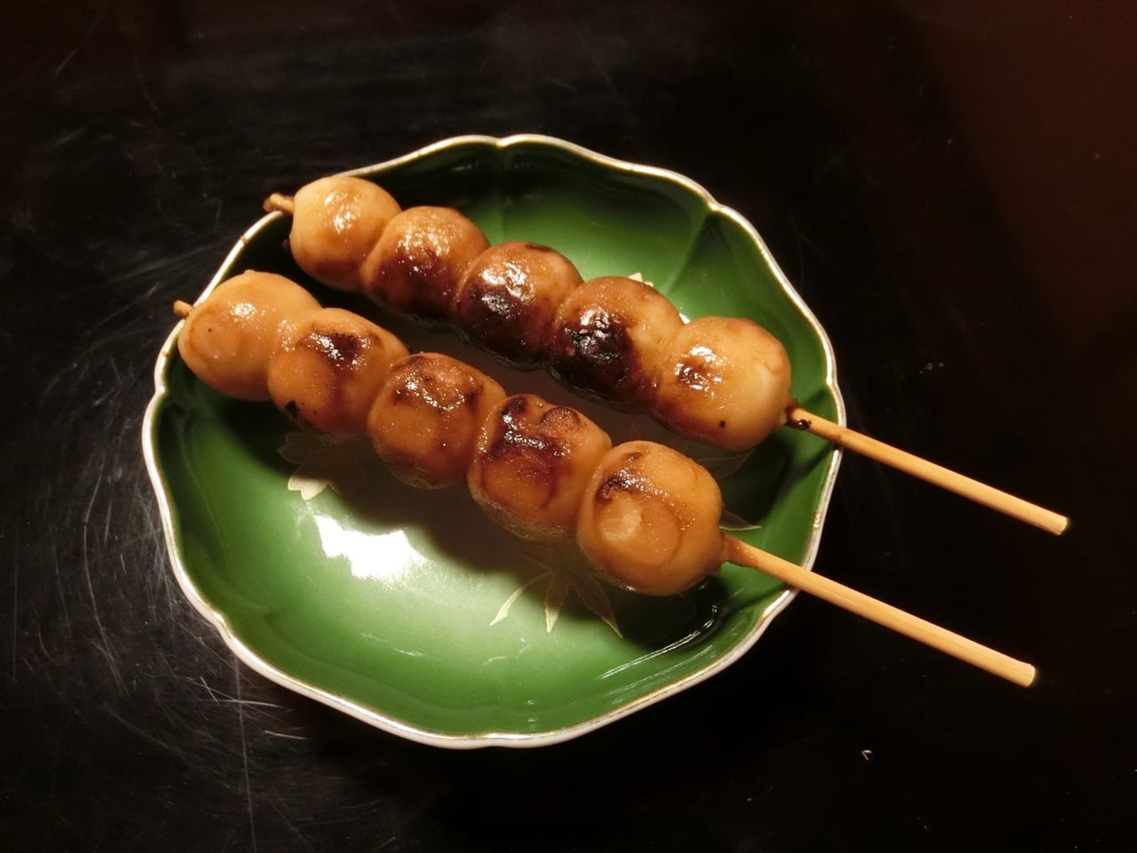 Takayama midarashi dango, grilled with soy sauce only · Photo: 大野 一将 / CC BY-SA 4.0 (Wikimedia Commons)