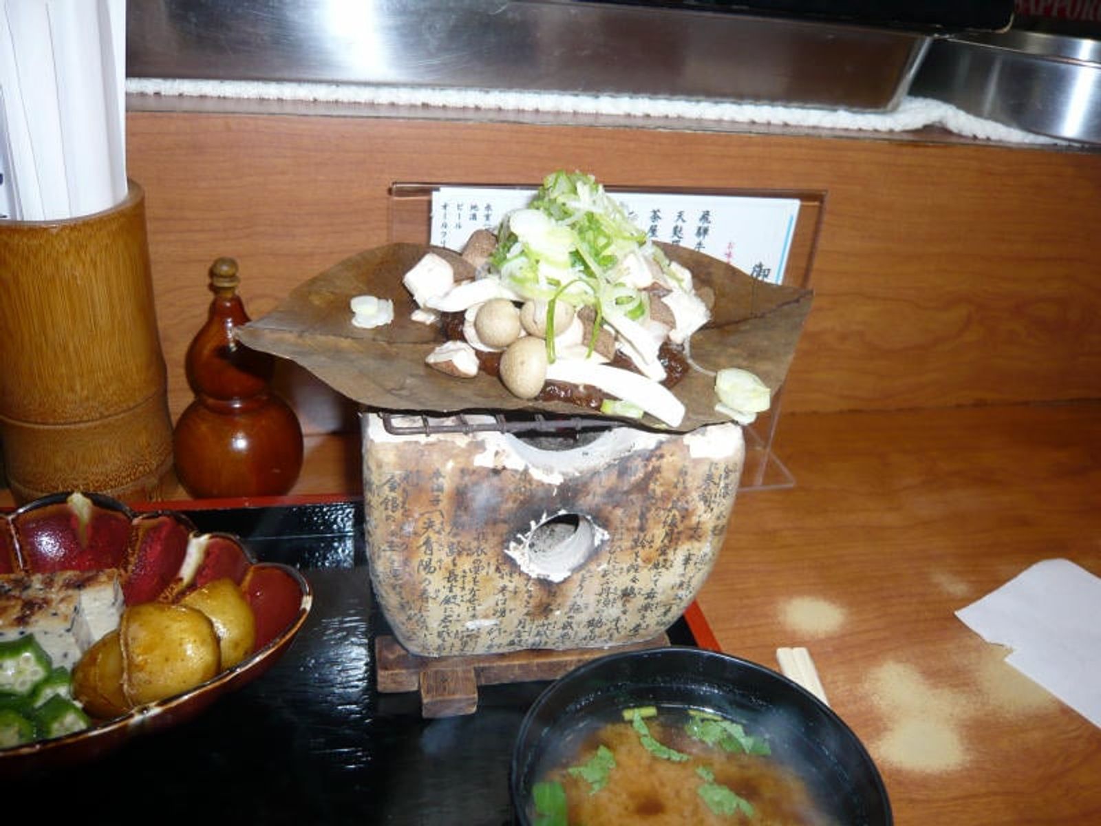 Hoba miso grilling on a magnolia leaf over a brazier · Photo: Opqr / CC BY-SA 3.0 (Wikimedia Commons)