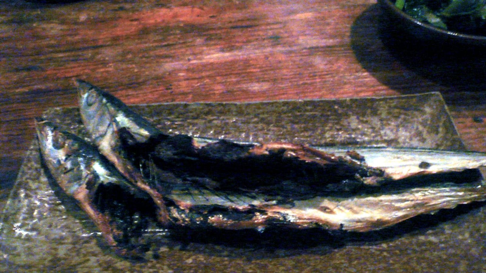 伊豆大島の焼きたてのくさや · 写真: Nesnad / CC BY 3.0 (Wikimedia Commons)