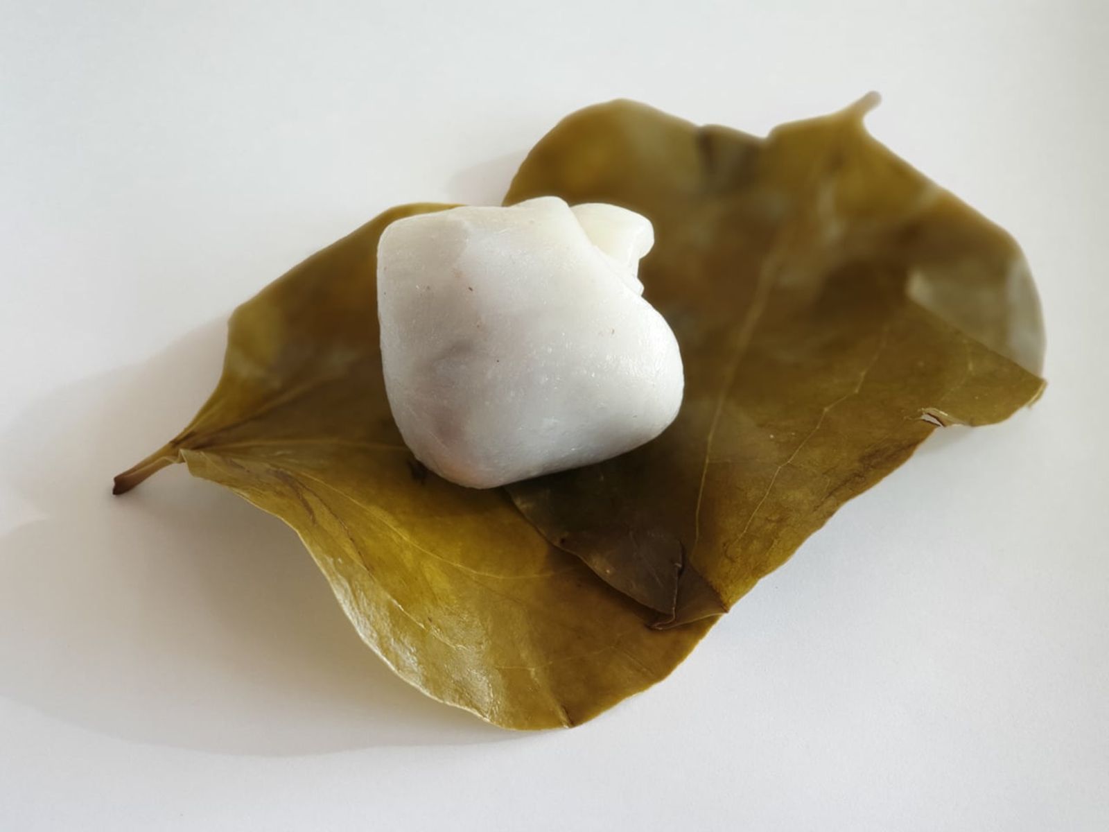 Manggae-tteok on a greenbrier leaf · Photo: Liante44 / CC BY-SA 4.0 (Wikimedia Commons)