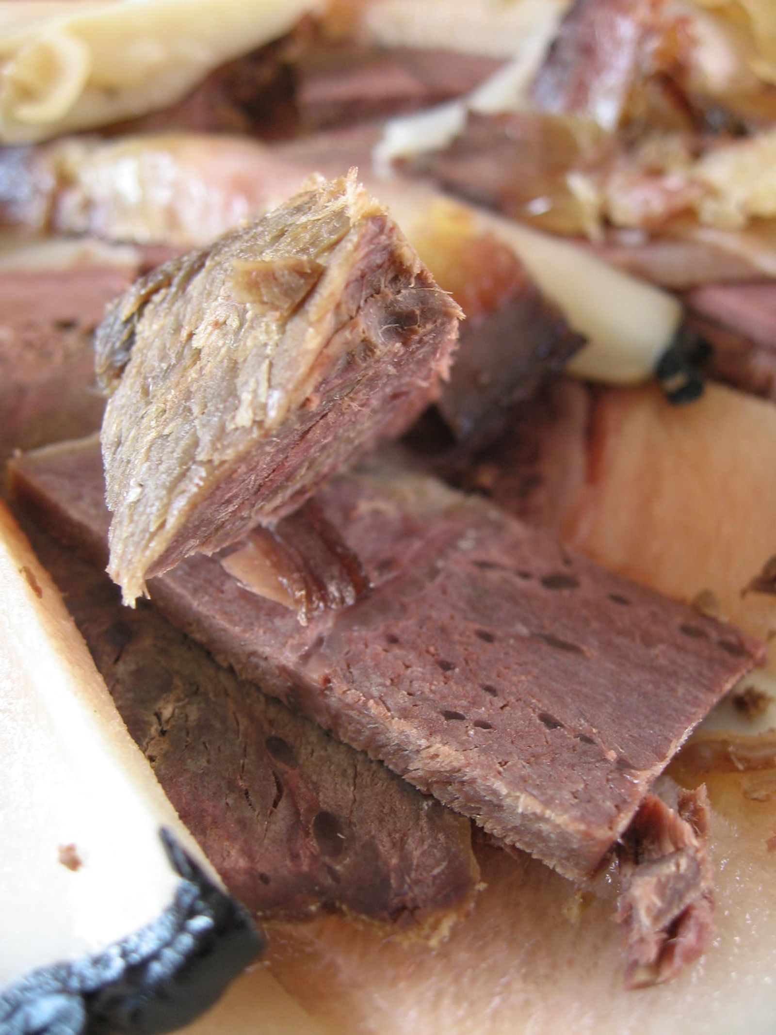 Boiled and sliced whale meat (suyuk) · Photo: Andrew 鐘 / CC BY 2.0 (Wikimedia Commons)