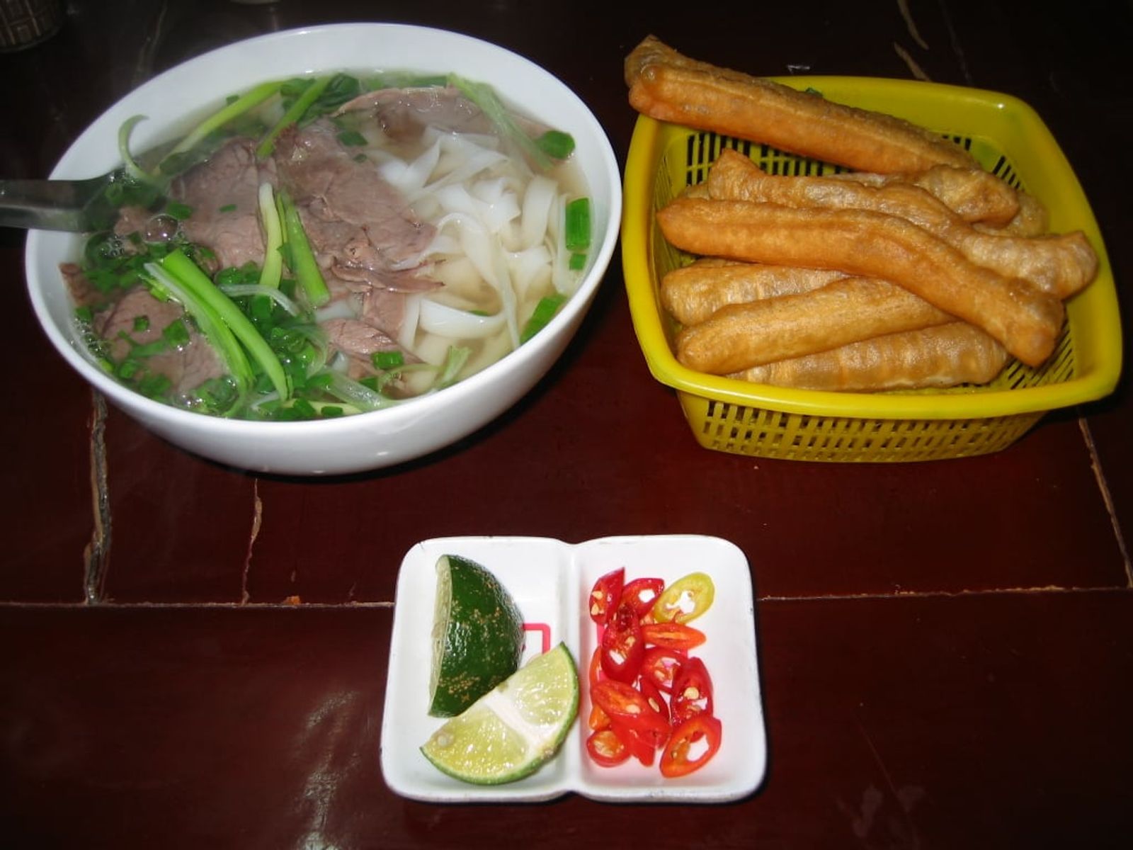 クワイを添えた牛肉のフォー（フォー・ボー・チン） · 写真: Binh Giang / Public domain (Wikimedia Commons)