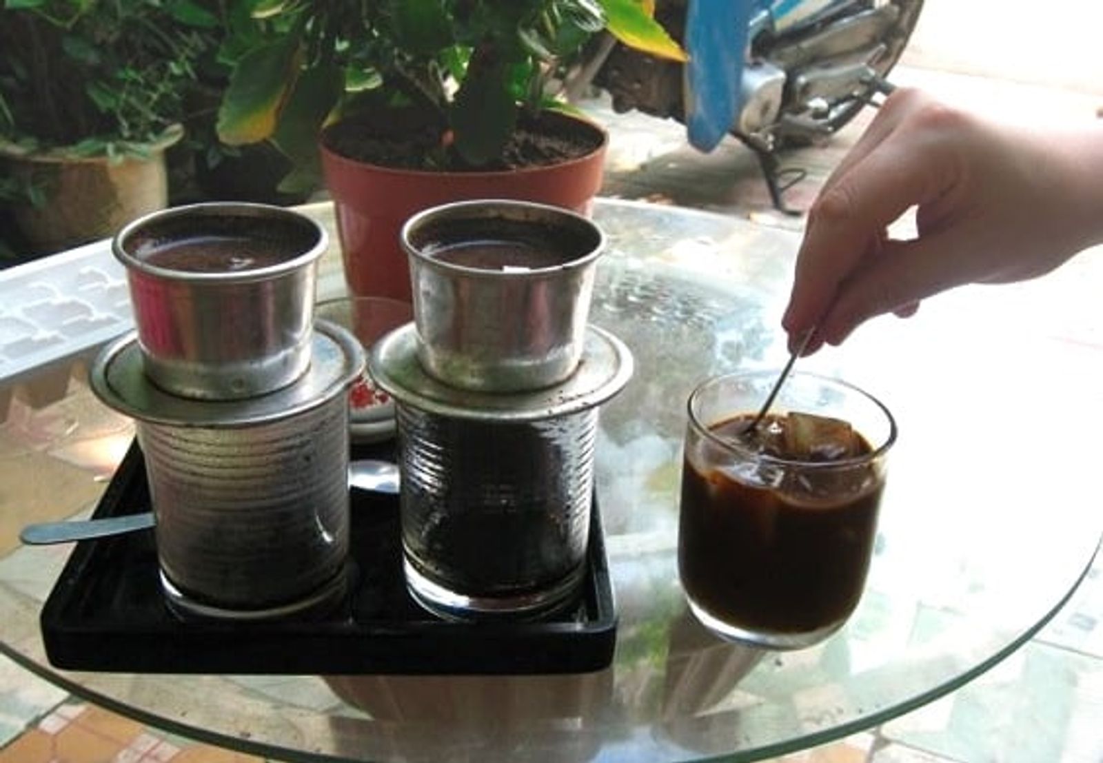 フィンで淹れるコーヒーとアイスコーヒー（ダナン） · 写真: Dragfyre / CC BY-SA 3.0 (Wikimedia Commons)