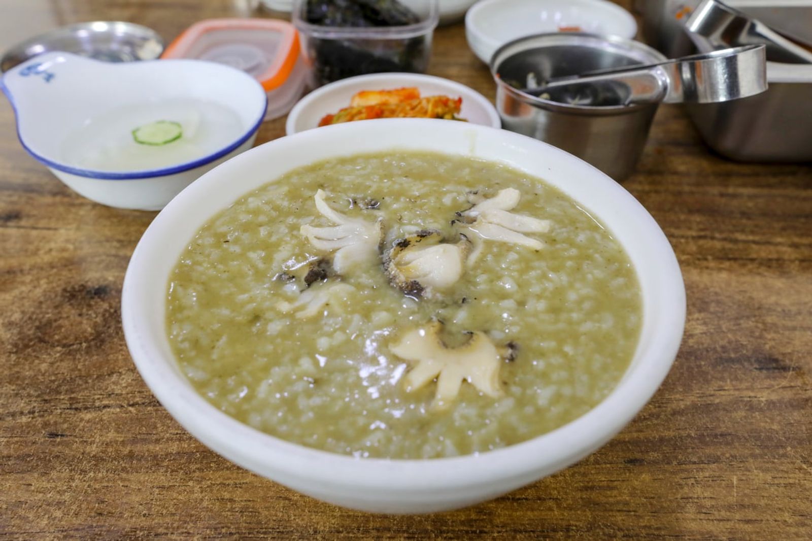 Abalone porridge, tinted green by the innards · Photo: bryan... / CC BY-SA 2.0 (Wikimedia Commons)