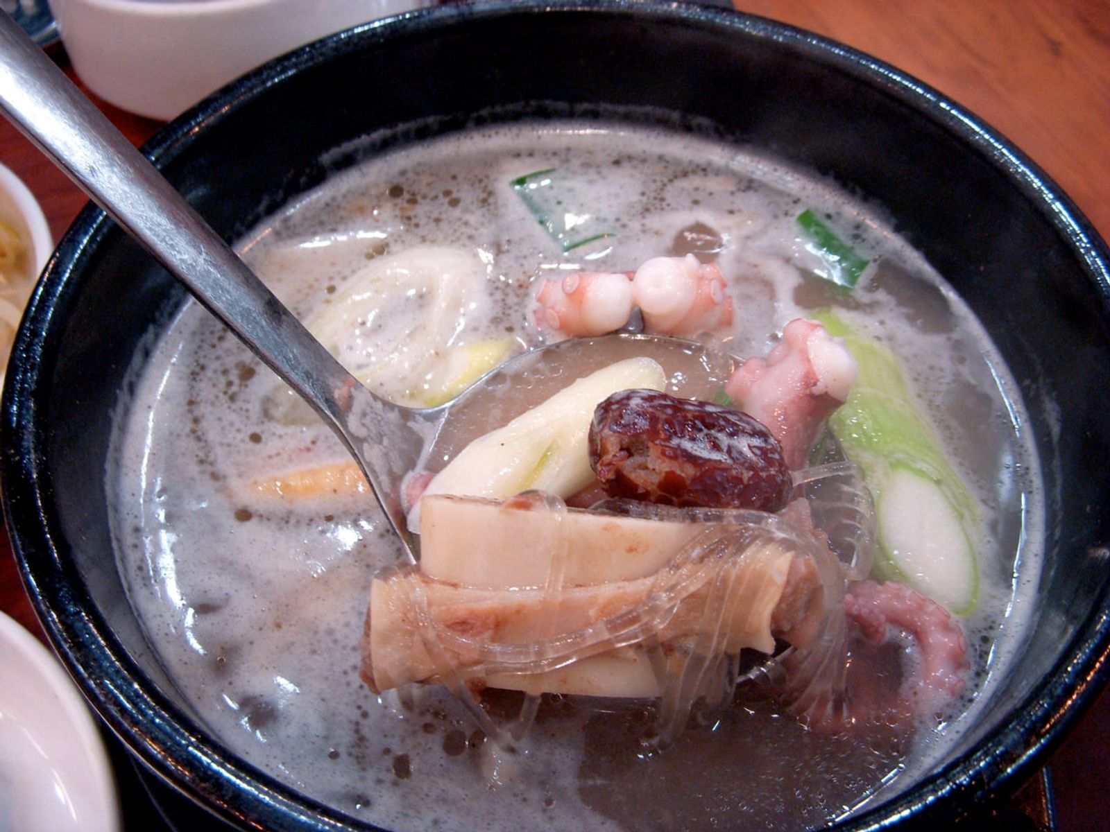 Galnaktang with beef ribs and octopus · Photo: L. W. Yang / CC BY 2.0 (Wikimedia Commons)