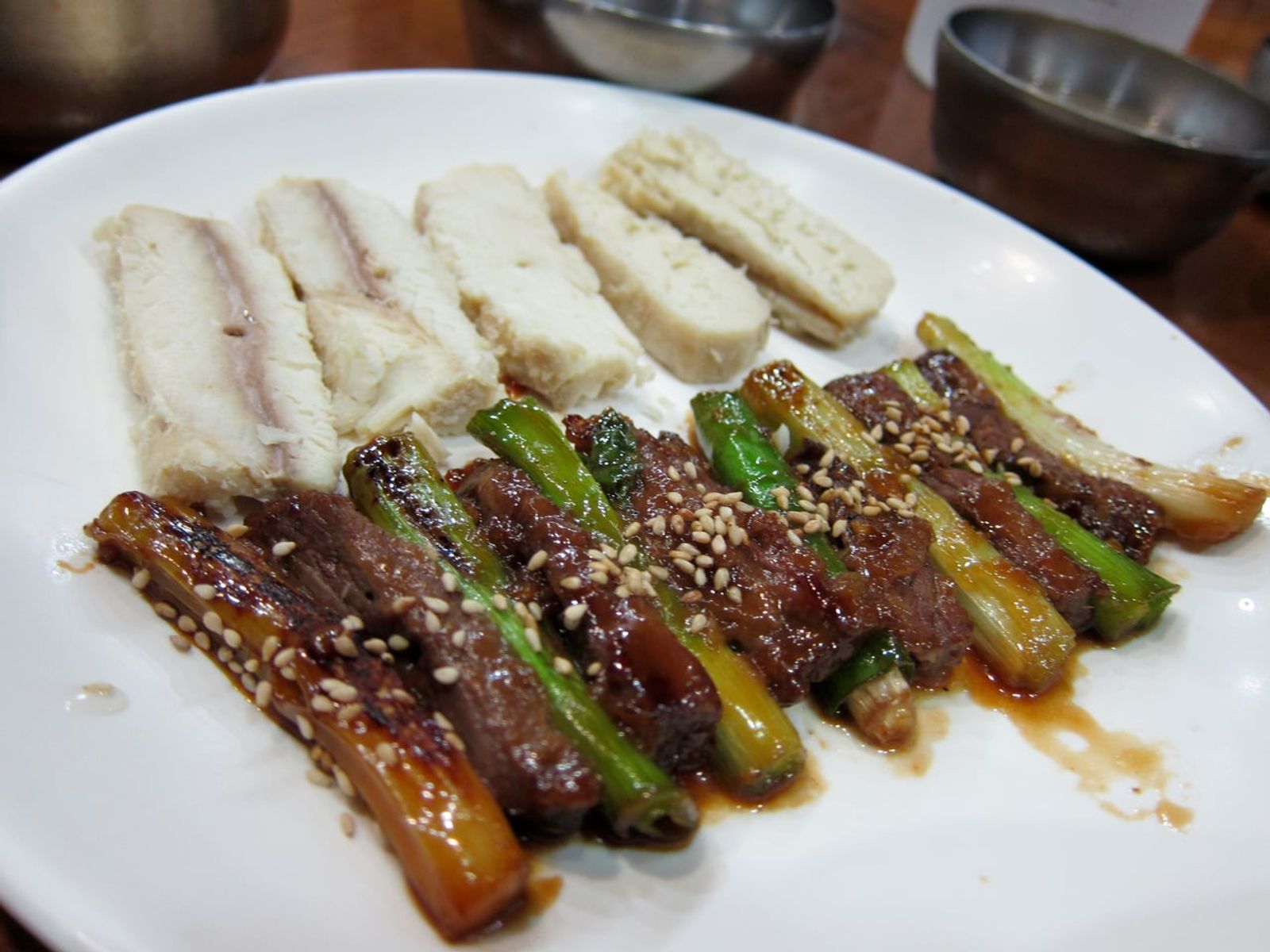Dombaegi served with sanjeok skewers · Photo: Eugene Kim / CC BY 2.0 (Wikimedia Commons)