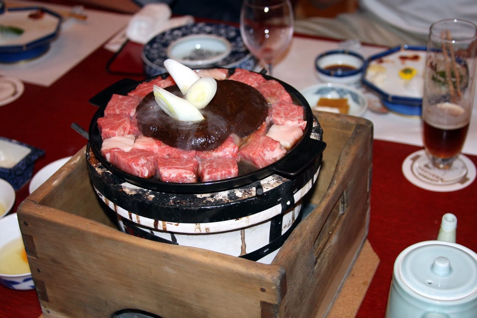 横浜スタイルの牛鍋 · 写真: Danglewis / CC BY-SA 3.0 (Wikimedia Commons)