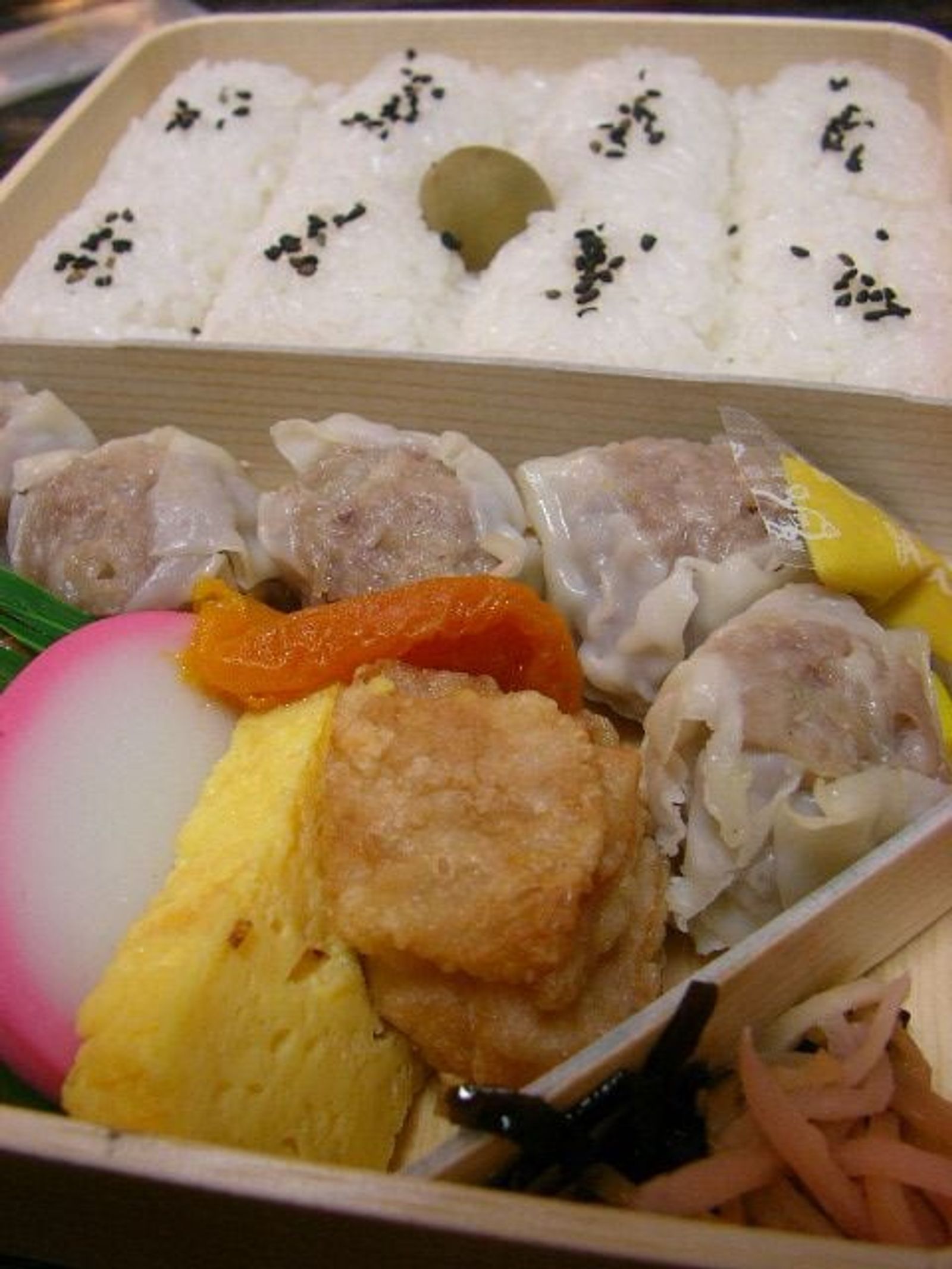 横浜のシウマイ弁当 · 写真: jetalone / CC BY 2.0 (Wikimedia Commons)